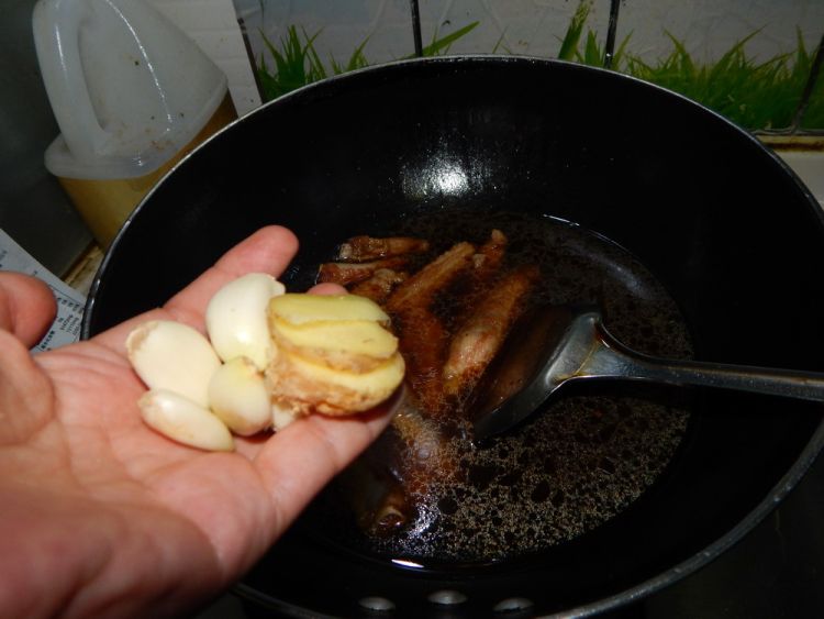 蒜苔烧排骨步骤10