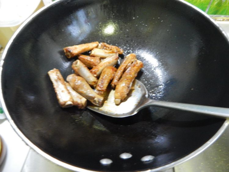 蒜苔烧排骨步骤8