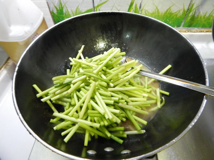 蒜苔烧排骨步骤11