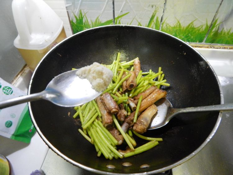 蒜苔烧排骨步骤16