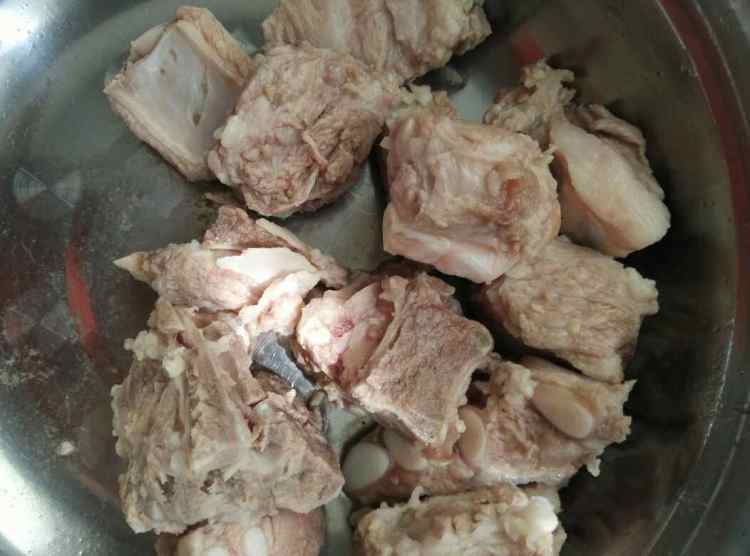山药干胡萝卜煲排骨步骤1