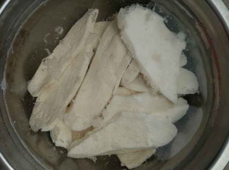 山药干胡萝卜煲排骨步骤2