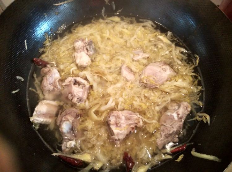 酸菜炖排骨#多效护理步骤9