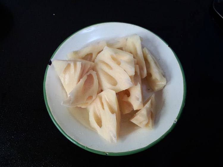 灵芝莲藕排骨盅步骤3