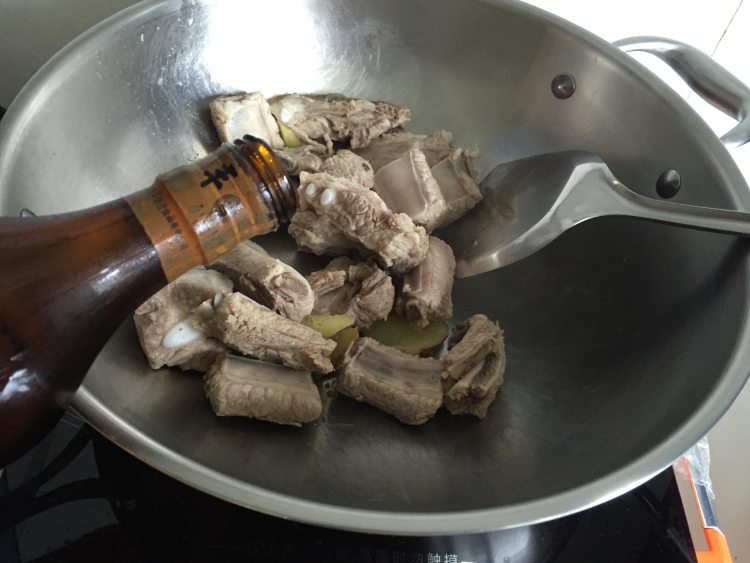 土豆黄花菜炖排骨步骤2