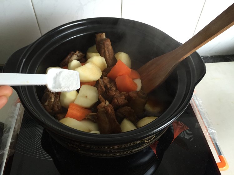 土豆黄花菜炖排骨步骤7