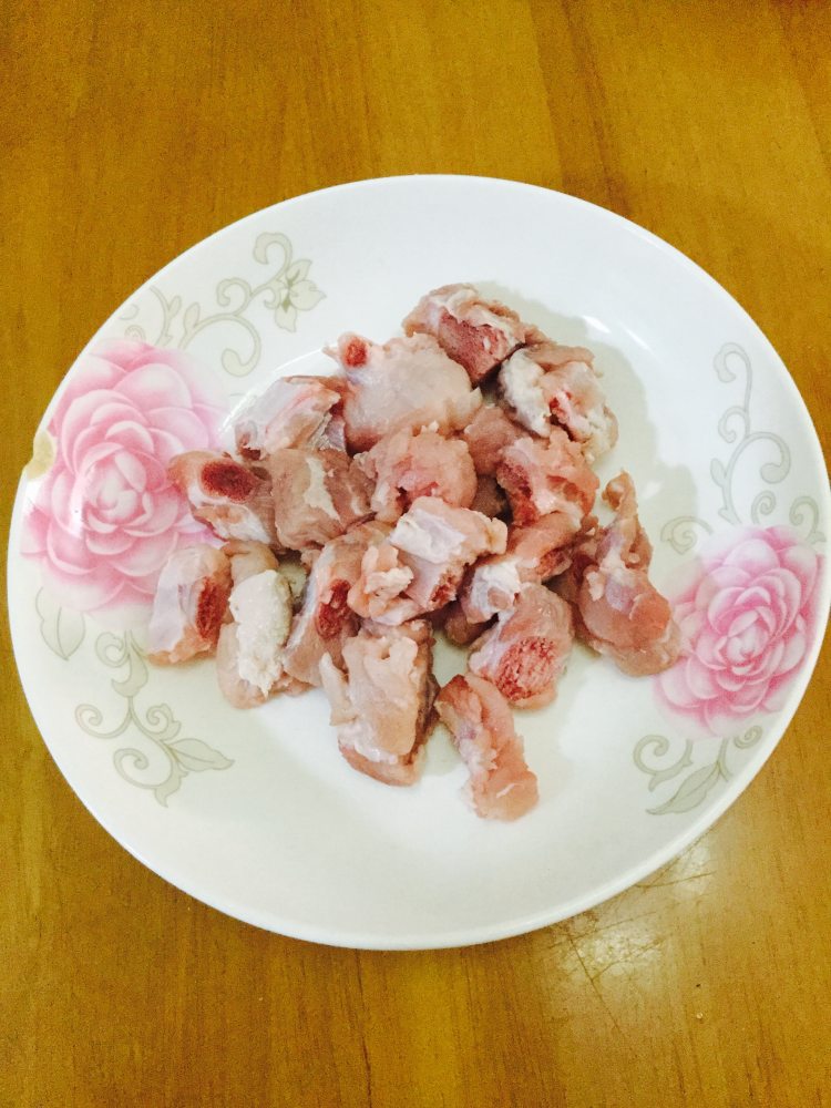 榨菜焖排骨步骤1