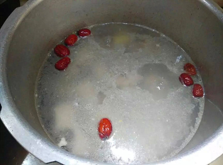 滋补淮山排骨汤步骤5