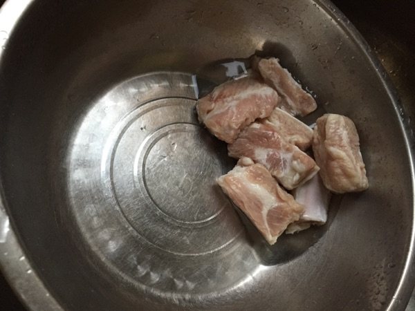 冬笋烧排骨步骤2