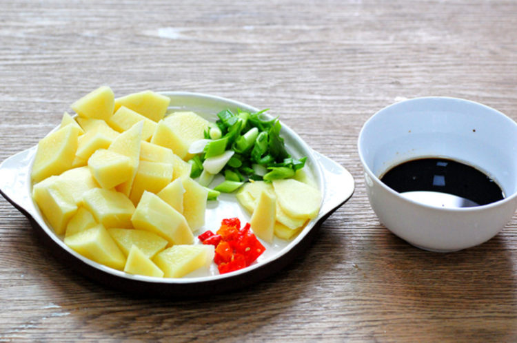 电饭煲土豆焖排骨步骤2