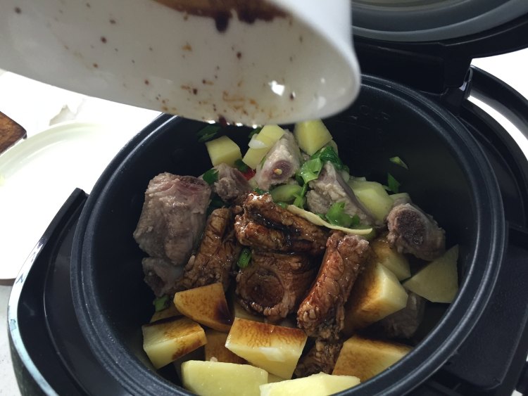 电饭煲土豆焖排骨步骤6