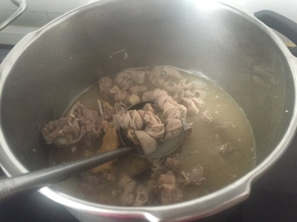 小肠炖排骨步骤5