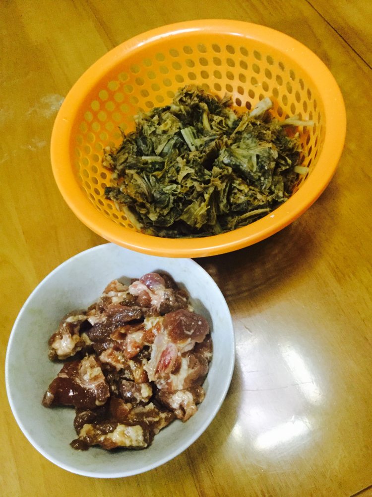菜干焖排骨步骤1