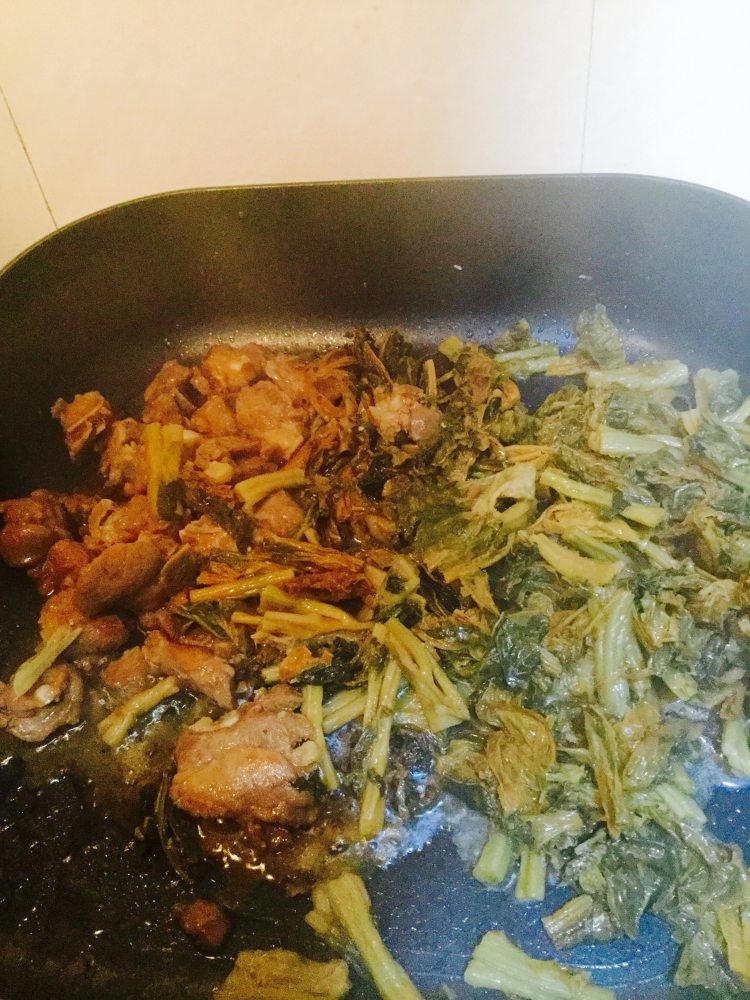 菜干焖排骨步骤3