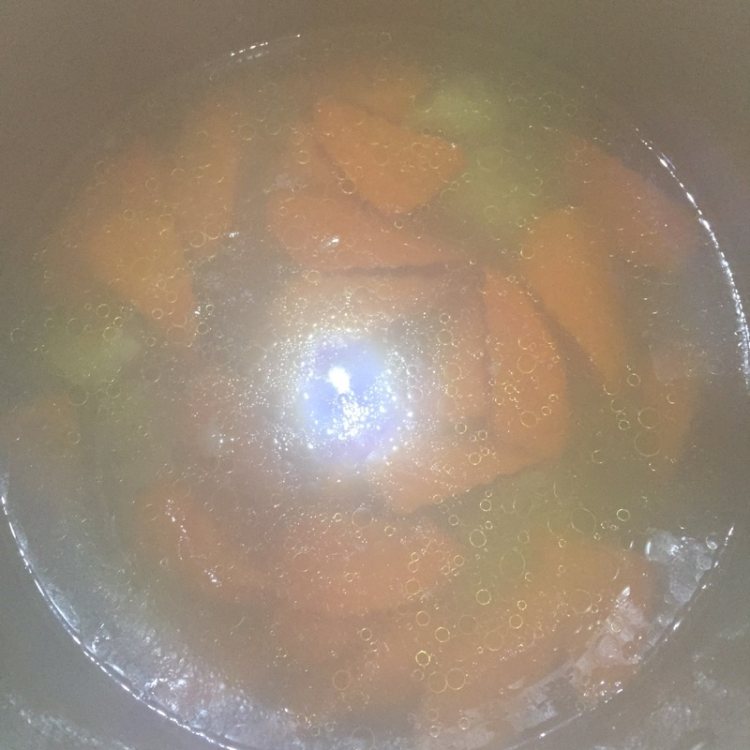 红萝卜排骨汤步骤7