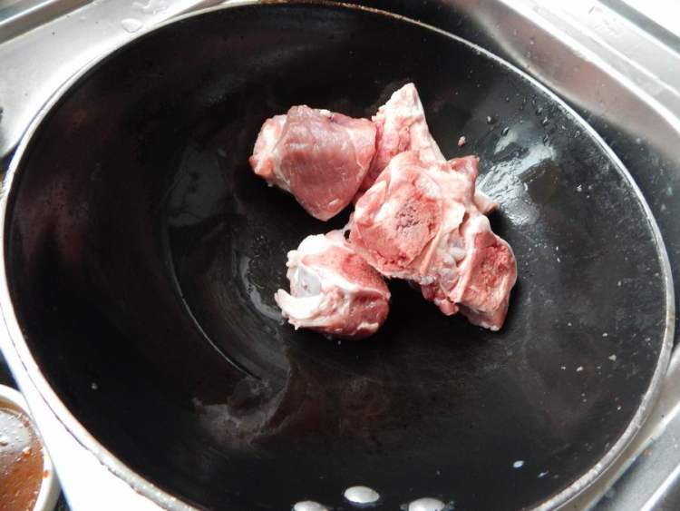 番茄排骨火锅步骤1