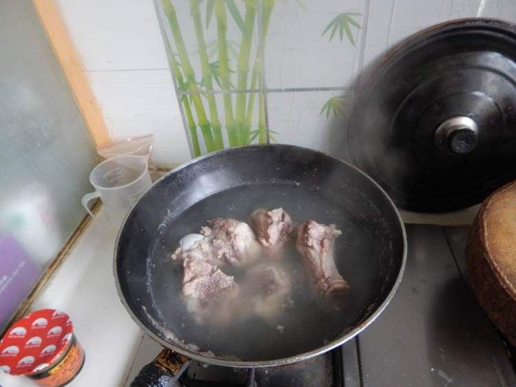 番茄排骨火锅步骤3