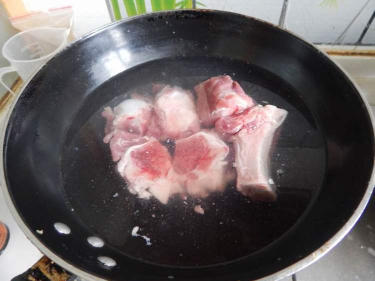 番茄排骨火锅步骤2