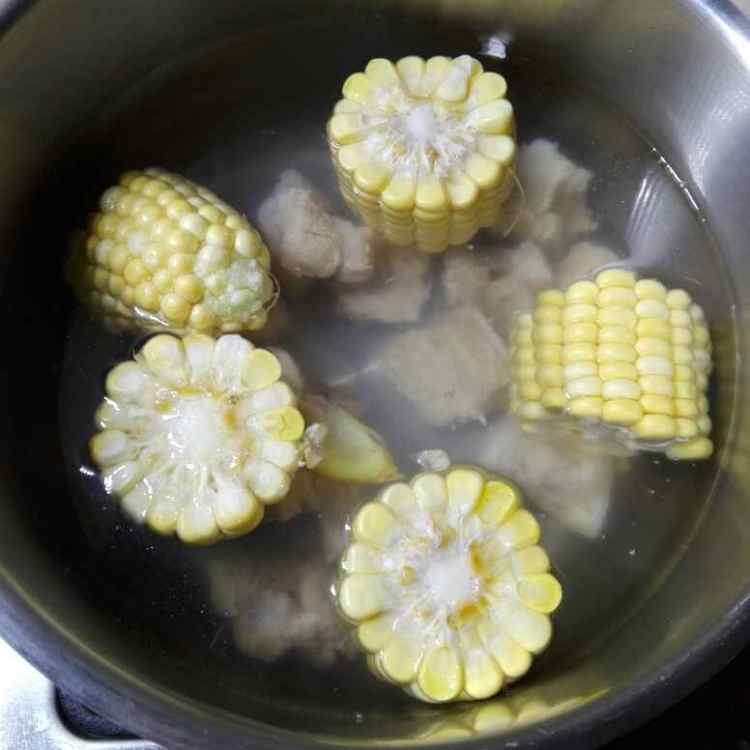 淮山玉米排骨汤步骤3