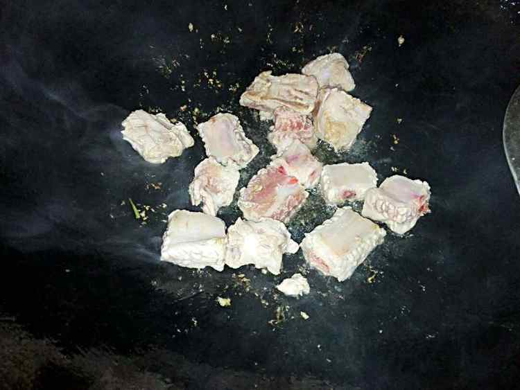 南瓜焖排骨步骤3
