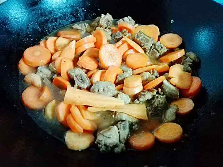 胡萝卜焖排骨步骤8