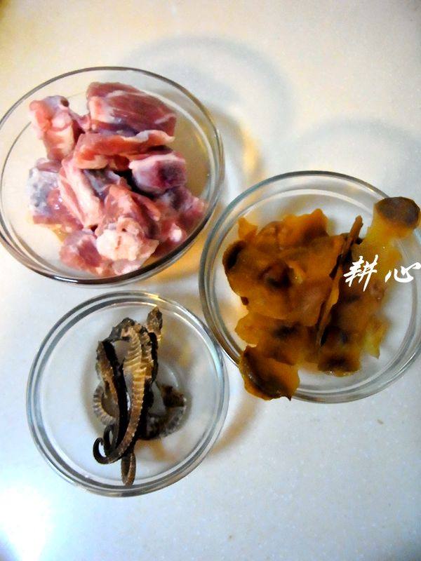 海马螺片汤步骤1