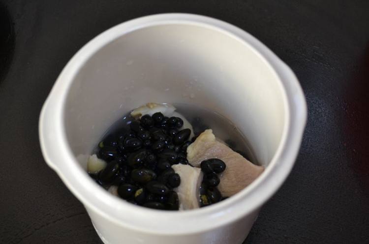 排骨黑豆盅步骤2