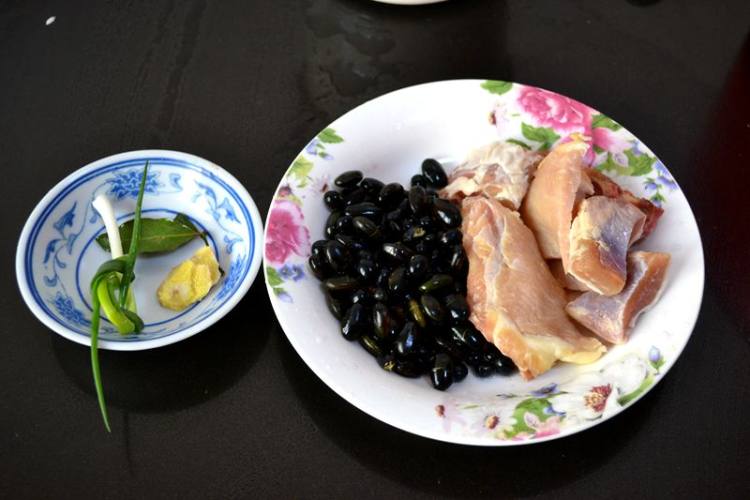 排骨黑豆盅步骤1