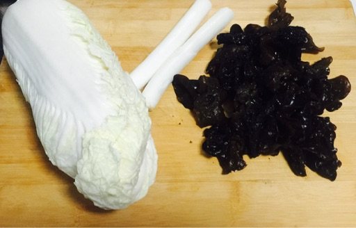 烫面白菜排骨包步骤1