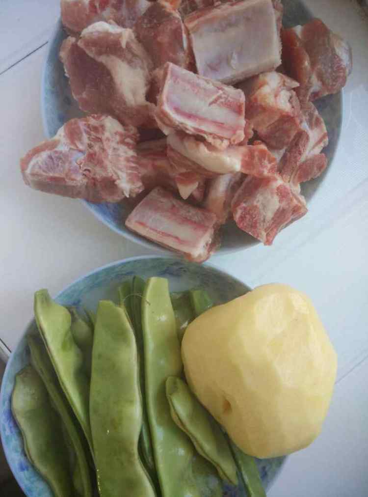 酱炖土云排步骤1