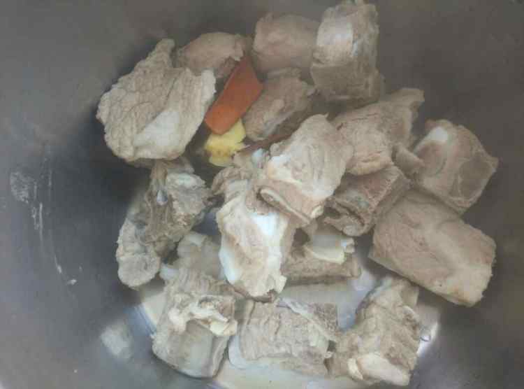 酱炖土云排步骤3