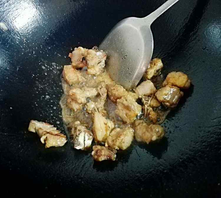 胡萝卜玉米焖排骨步骤4