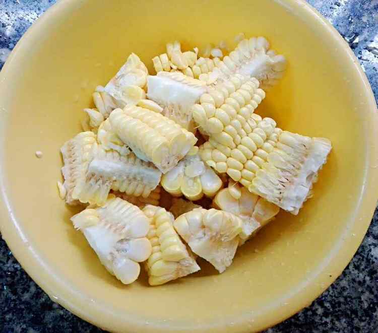 胡萝卜玉米焖排骨步骤1