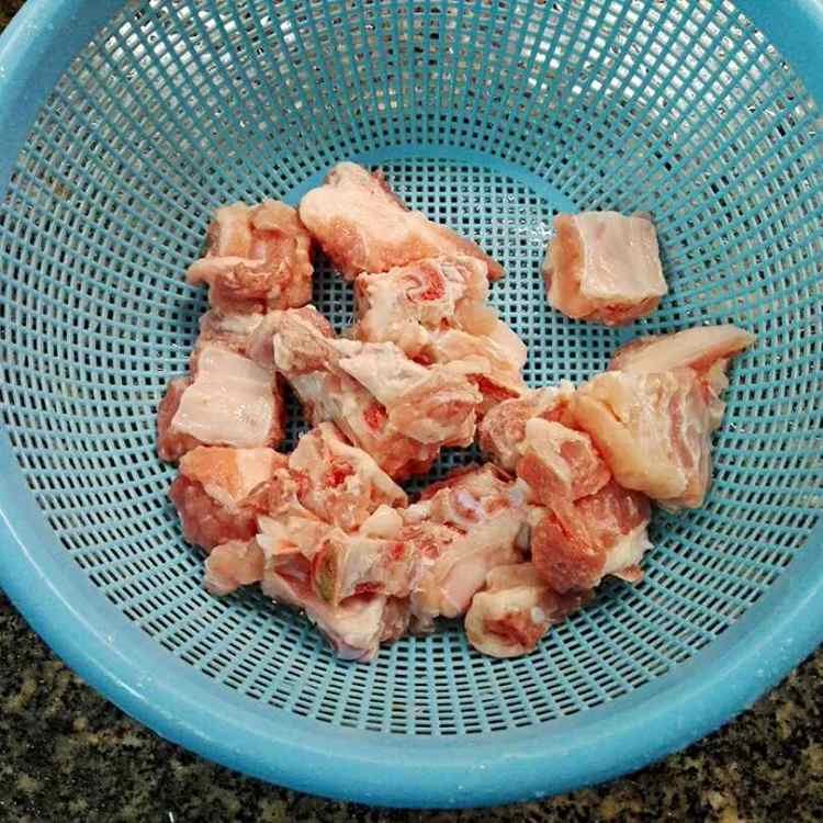 胡萝卜玉米焖排骨步骤2