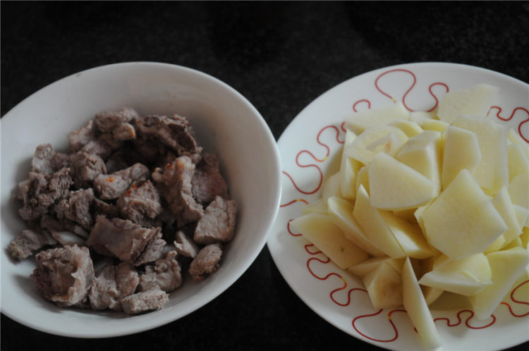 香辣土豆烧排骨步骤1