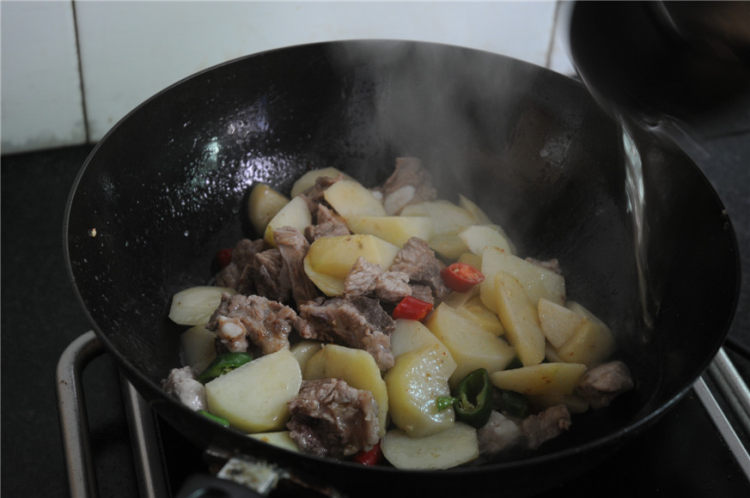 香辣土豆烧排骨步骤5