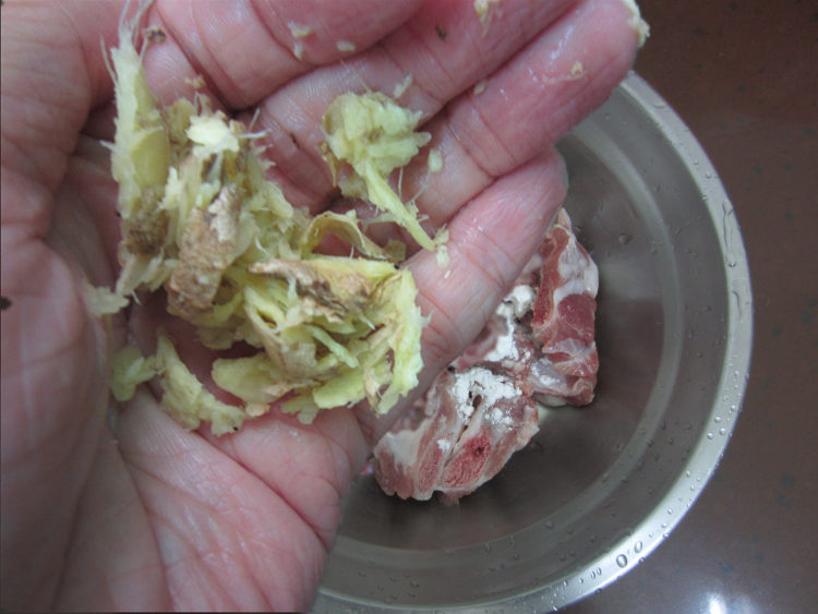 黑椒排骨炖土豆步骤2