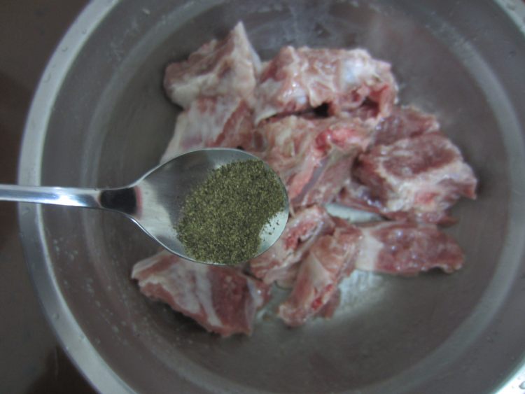 黑椒排骨炖土豆步骤3