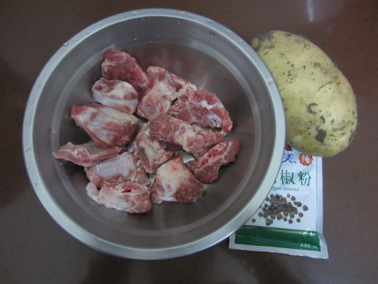 黑椒排骨炖土豆步骤1