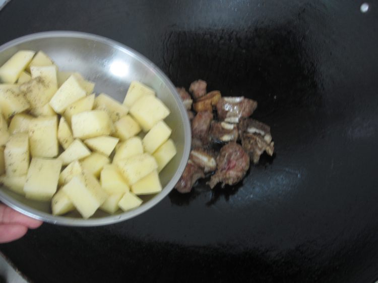 黑椒排骨炖土豆步骤8