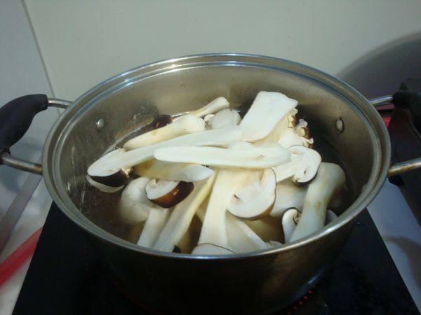 姬松茸排骨汤步骤8