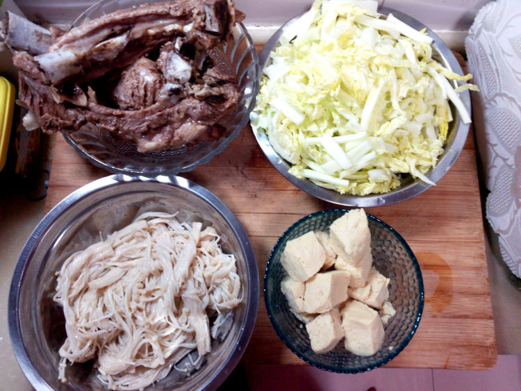 白菜冻豆腐排骨汤步骤1