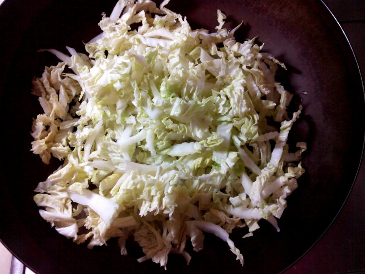 白菜冻豆腐排骨汤步骤2