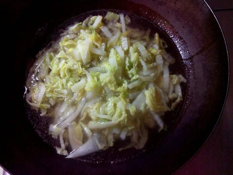 白菜冻豆腐排骨汤步骤4