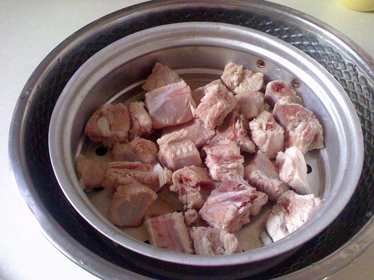 豆皮烧排骨步骤1