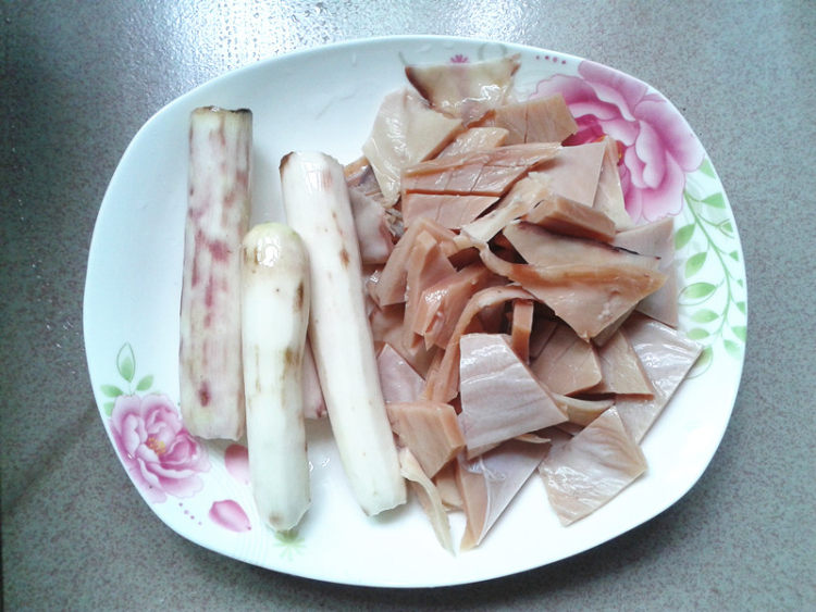 干鱿鱼烧排骨步骤2