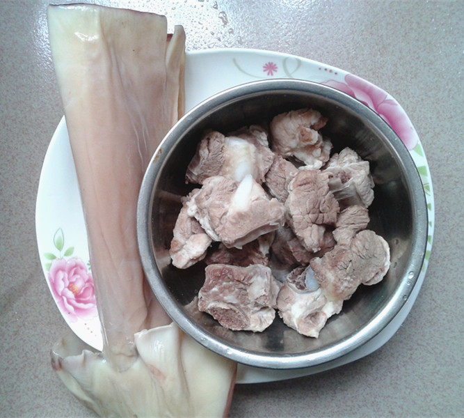 干鱿鱼烧排骨步骤1