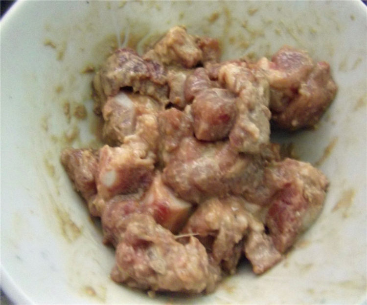 鸡腿菇蒸排骨步骤2