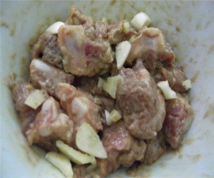 鸡腿菇蒸排骨步骤3