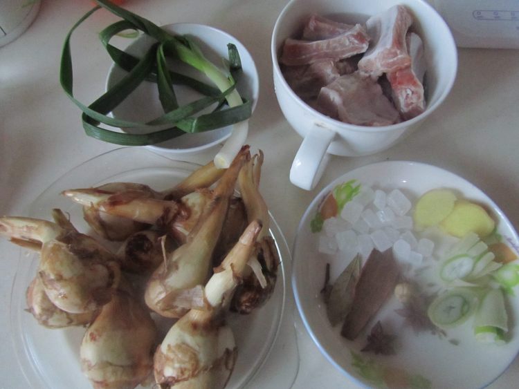 茨菇烧排骨步骤1